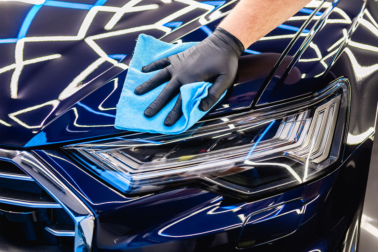 Elite Mobile Detailer Wiping Headlight